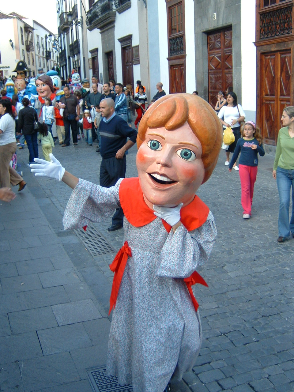 La comparsa recorre las empedradas calles de Santa Cruz de La Palma.