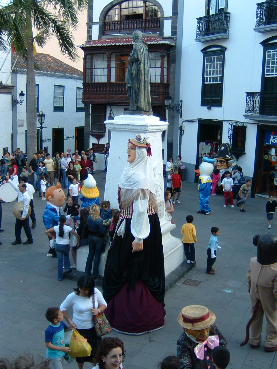 Gigantes de la comparsa palmera durante la Bajada de la Virgen.