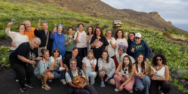 Hilos, fieltro y vino al atardecer: el I Encuentro Tejeril reúne en Fuencaliente a artesanas de toda La Palma