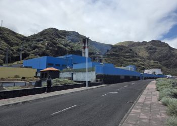 Sin WhatsApp, sin llamadas y con los datáfonos parados: La Palma encadena un corte de luz y una avería en la telefonía