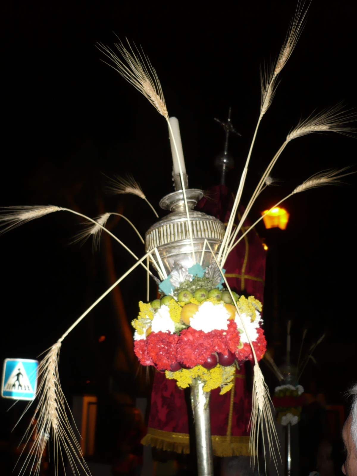 Ciriales adornados con frutas en la procesión de San Pedro (29 de junio de 2008).