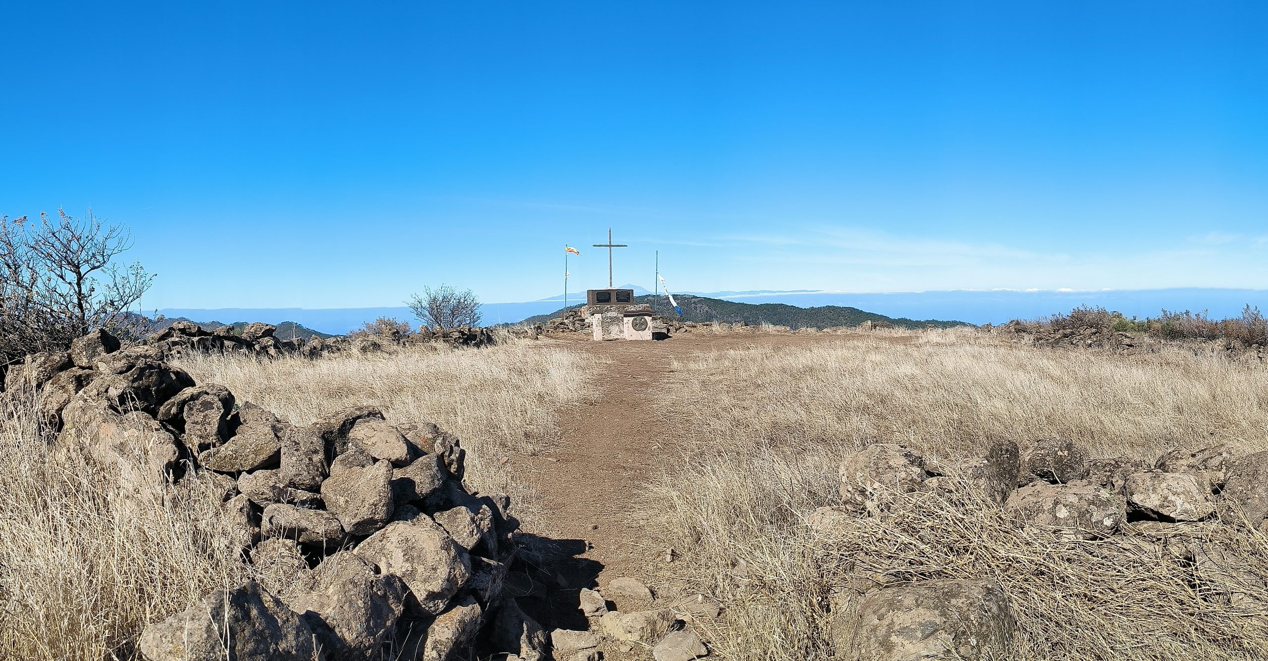 Cruz de Valerón en la cima de la montaña.