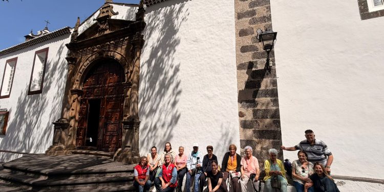 Pidieron ir a ver a la Virgen de las Nieves, y fueron: el acompañamiento que combate la soledad de los mayores de Tazacorte