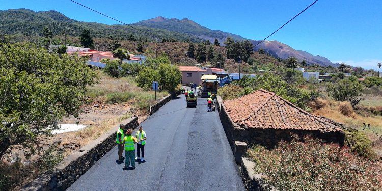 El Camino de Tacande estrena asfalto: El Paso activa el plan que llevará 315.000 euros a sus barrios