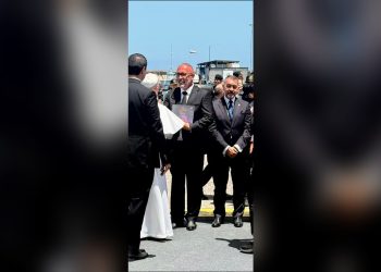 Las voces del volcán que el Papa se llevó en sus manos: un palmero entrega a León XIV «Las otras historias del volcán»