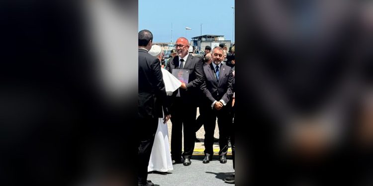 Las voces del volcán que el Papa se llevó en sus manos: un palmero entrega a León XIV «Las otras historias del volcán»