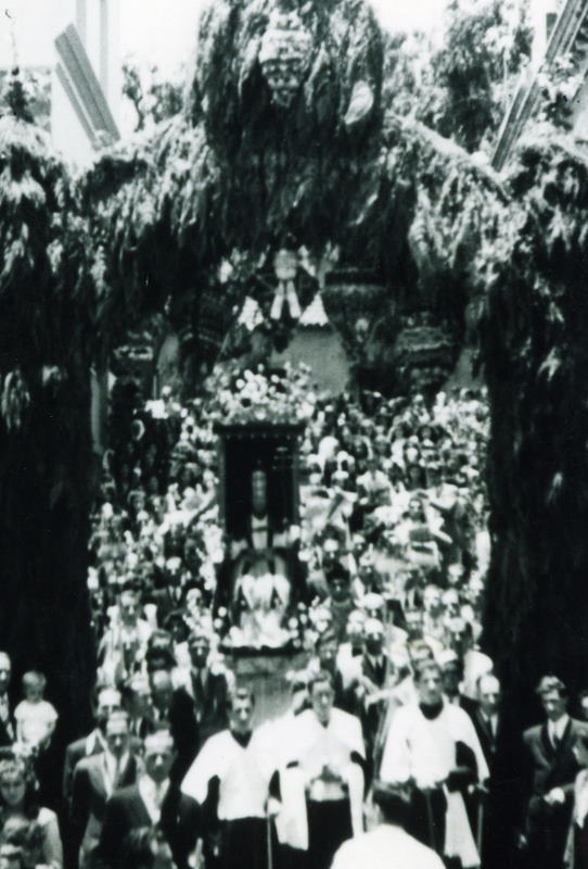 San Pedro bajo su arco de ramos de frutas en una imagen antigua de las fiestas. Foto: colección de José Guillermo Rodríguez Escudero.