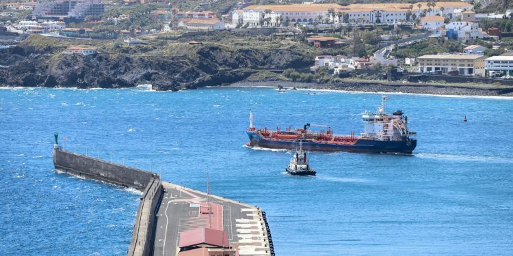 Santa Cruz de La Palma nada a contracorriente: su puerto dispara los cruceristas un 67% mientras Canarias cae un 30%