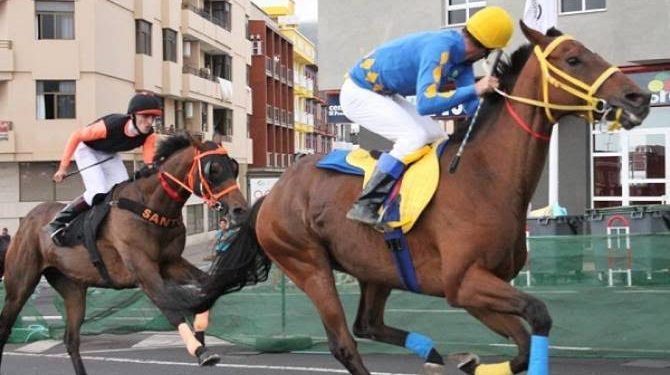 Ocho duelos al galope en plena Avenida: Los Llanos revive sus carreras de caballos por La Patrona