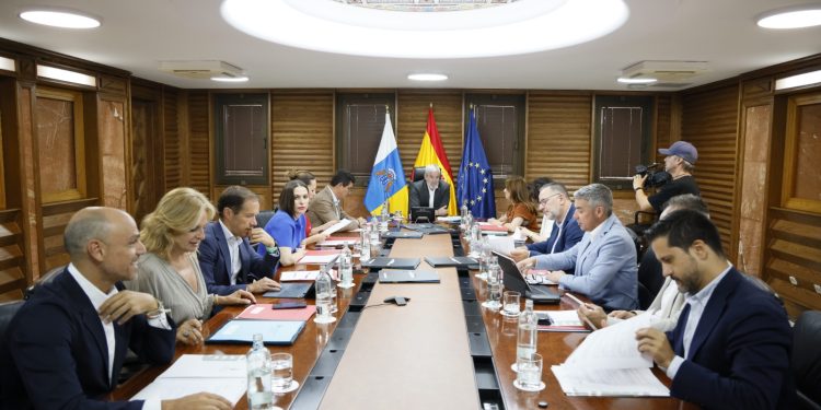 Canarias podrá gastar 12.912 millones en 2027, 769 más que este año: así arranca el presupuesto que se vota en otoño