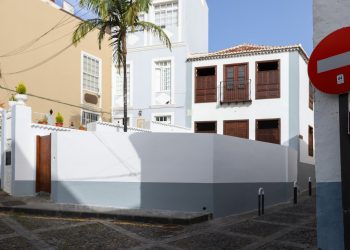 PSOE y Nueva Canarias piden explicaciones por el cierre al público de una plaza en la calle San José, en el casco de Santa Cruz