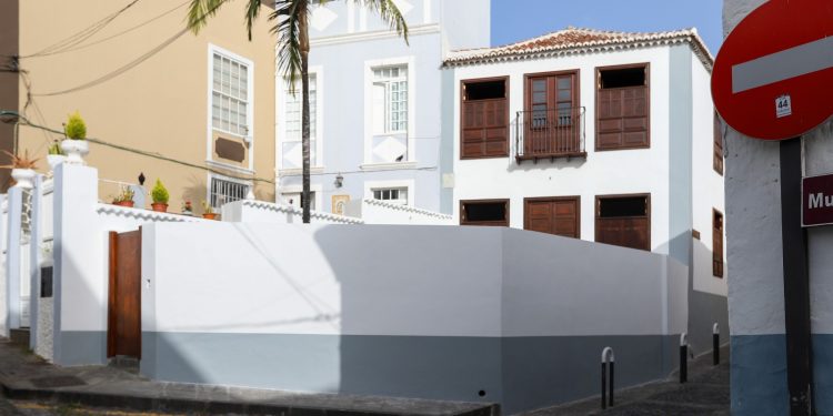 PSOE y Nueva Canarias piden explicaciones por el cierre al público de una plaza en la calle San José, en el casco de Santa Cruz