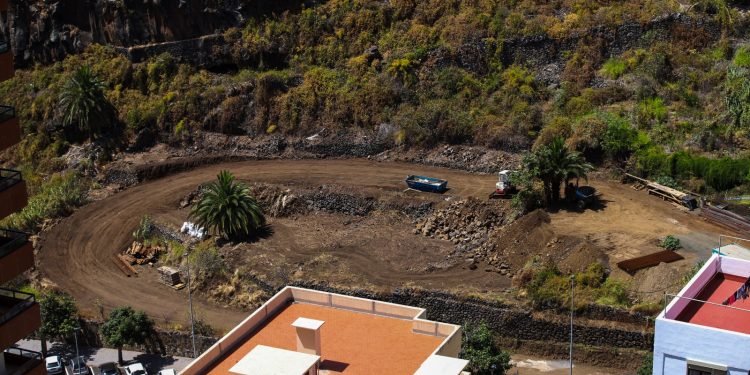 Una pista de tierra para tráfico pesado irrumpe en la Quinta Verde: el PSOE denuncia «daños irreparables» en un Bien de Interés Cultural
