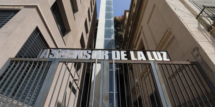 Casi un mes sin el ascensor de La Luz: el PSOE reclama que vuelva a funcionar ya