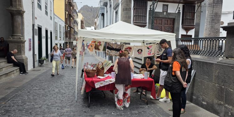 La Calle Real vuelve a llenarse de mariposas: Alas de Mariposa repite su venta solidaria en Santa Cruz de La Palma
