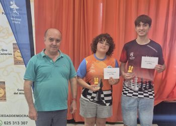 Carlos de la Cruz y Jimena Rodríguez en el podio del Campeonato de Canarias juvenil en Lanzarote