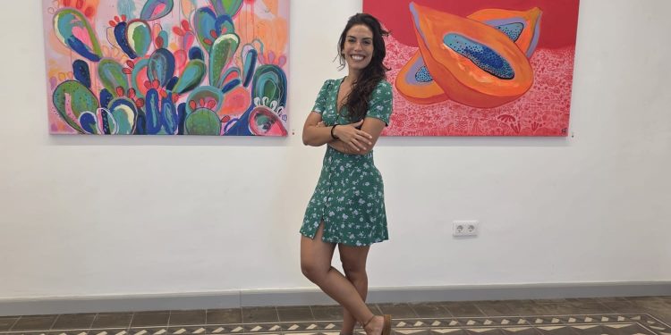 María Caro pinta paisajes que no están en ningún mapa: su universo de color habita la Sala O’Daly hasta el 15 de julio