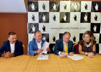 El presidente del Cabildo, Sergio Rodríguez, y el director general de Princess Hotels Canarias, Daniel Salat, firman el convenio de empleo para mujeres víctimas de violencia de género