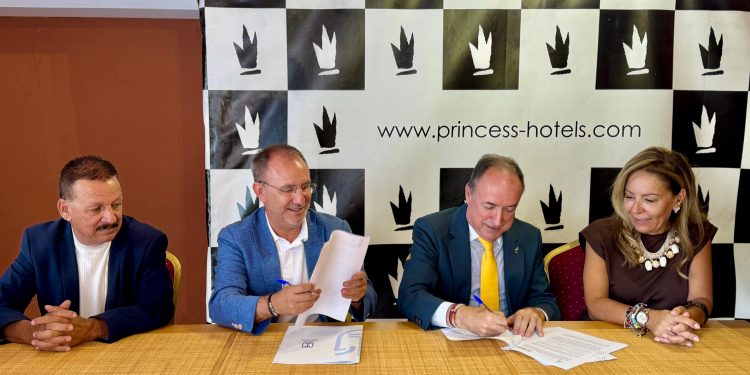 El presidente del Cabildo, Sergio Rodríguez, y el director general de Princess Hotels Canarias, Daniel Salat, firman el convenio de empleo para mujeres víctimas de violencia de género