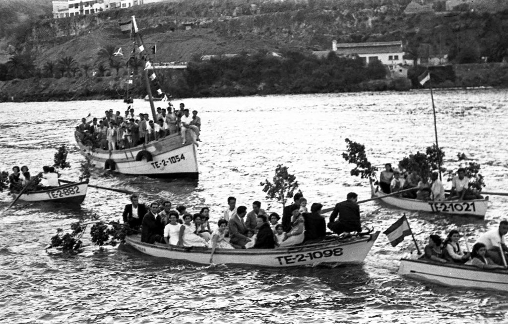 Barcas repletas de gente acompañan a la Virgen por la bahía, con las matrículas TE a la vista