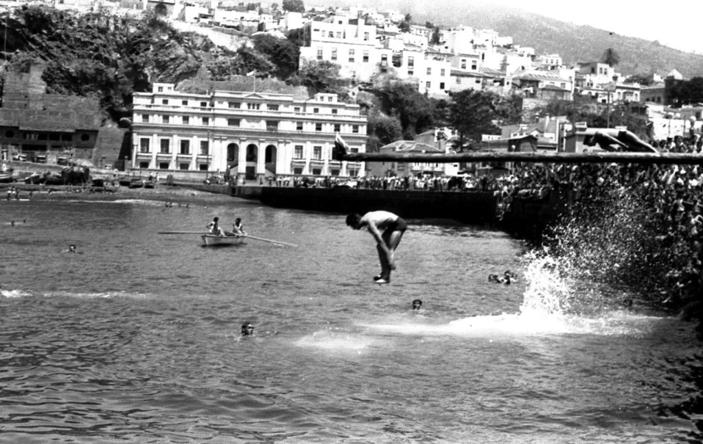 El salto congelado en plena zambullida y con una gran salpicadura frente al caserío
