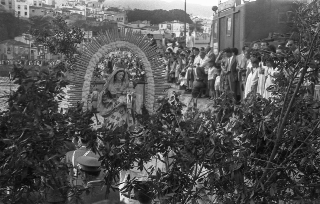 La Virgen del Carmen con su rostrillo ante el gentío agolpado en la orilla