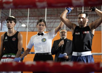 Boxeador del Club VKR celebra su victoria en la velada de boxeo de Las Minas