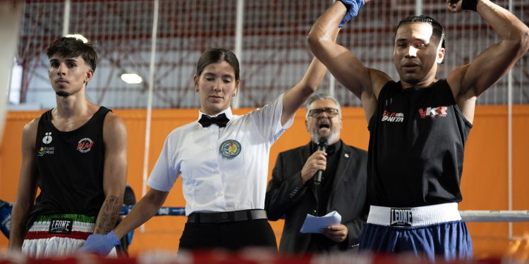 Boxeador del Club VKR celebra su victoria en la velada de boxeo de Las Minas