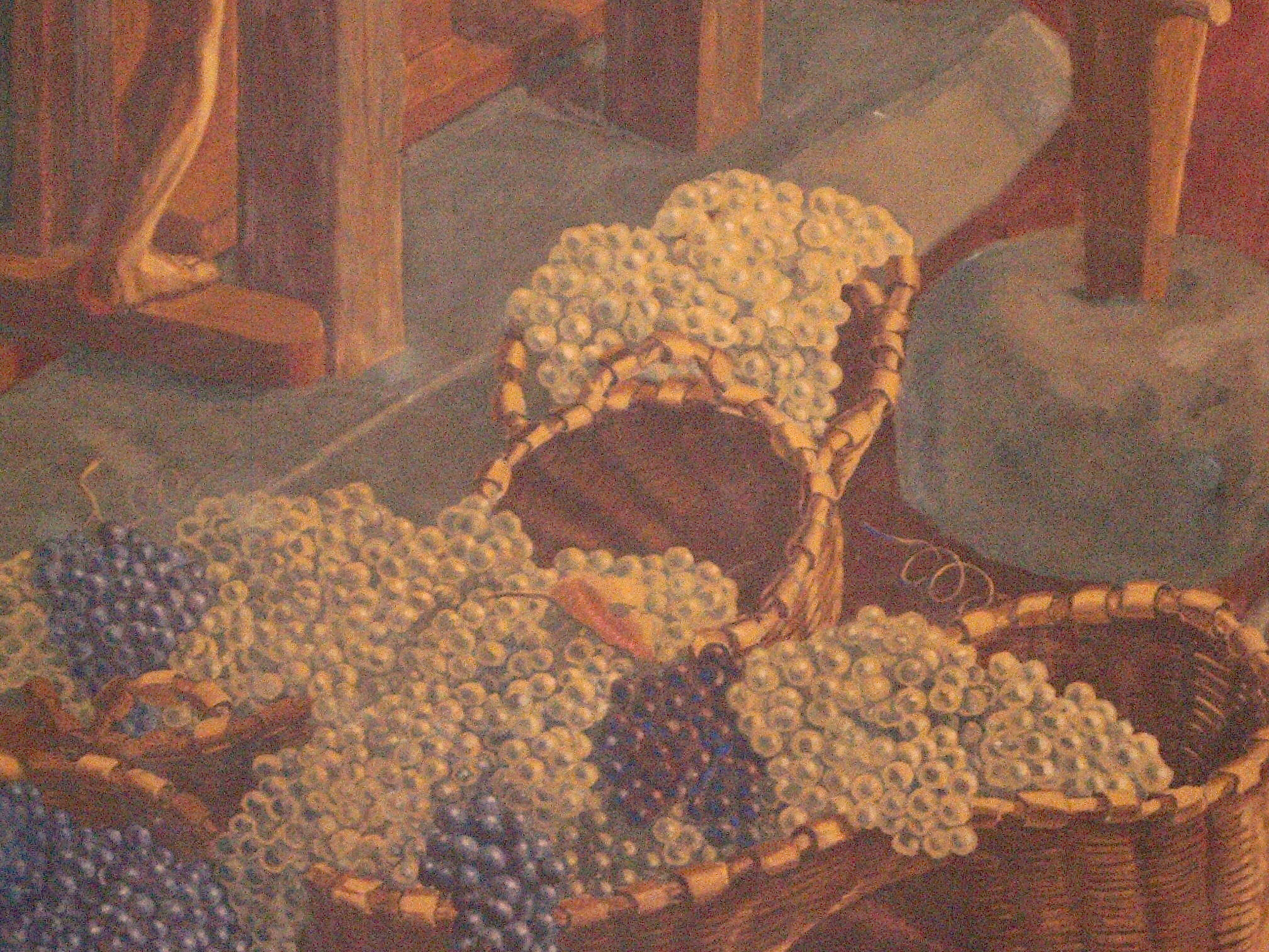 Cestas repletas de uvas blancas y oscuras, primera imagen que recibe al visitante.