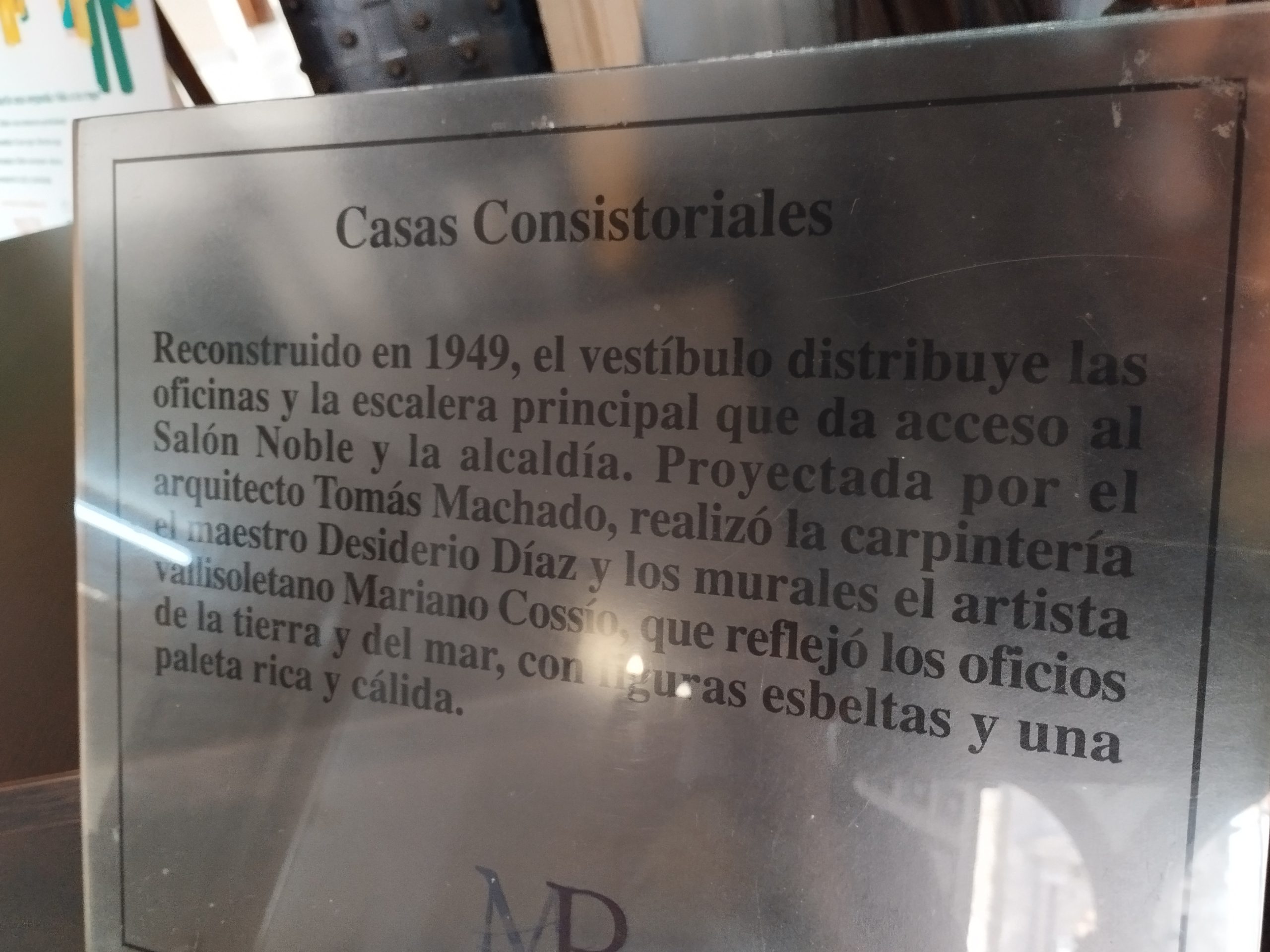 Reseña de las Casas Consistoriales, con la mención al mural que Cossío dedicó a los oficios «de la tierra y del mar».