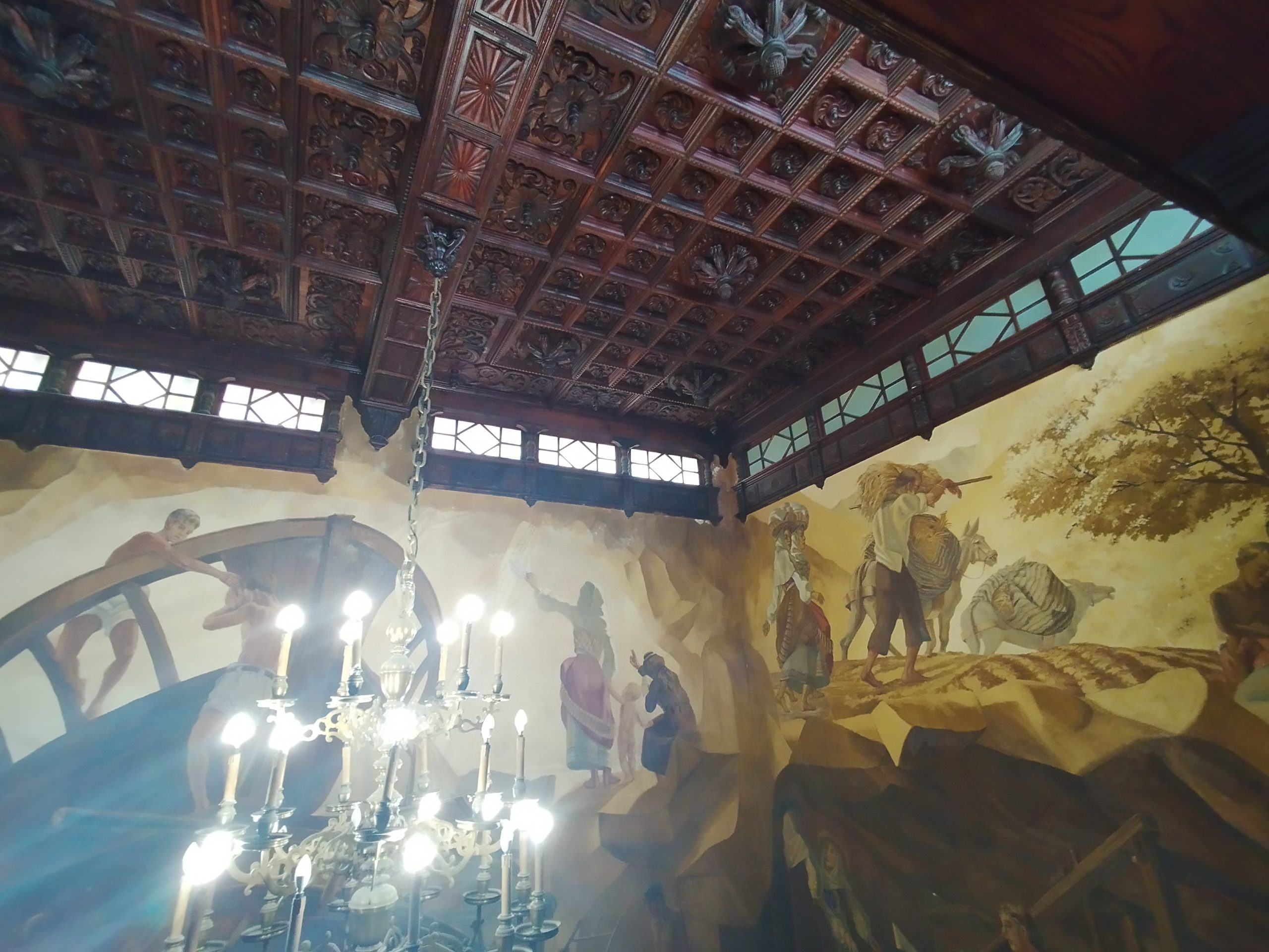 Panorámica del mural, bajo el artesonado de madera que corona la escalera principal.
