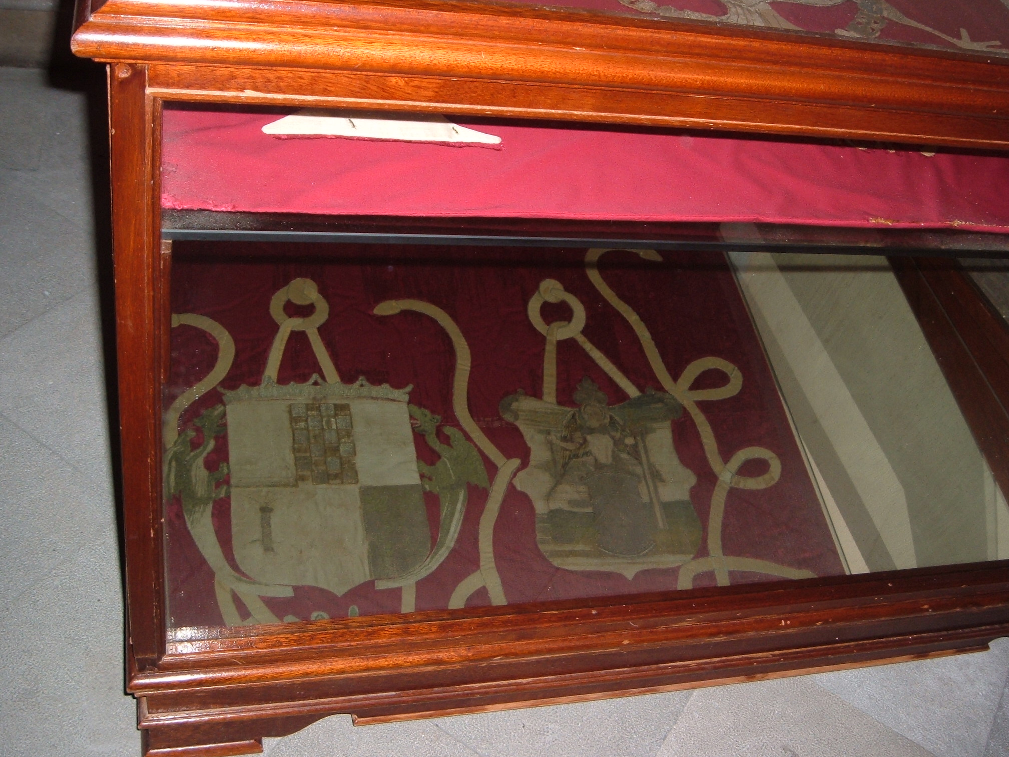 Detalle de los escudos bordados en oro sobre seda carmesí del Pendón Real.