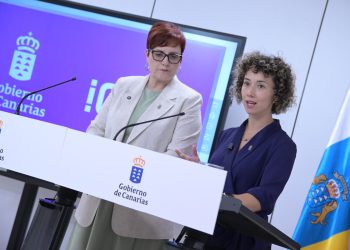 Ana Padrón, directora del Instituto Canario de Igualdad, junto a la consejera de Bienestar Social