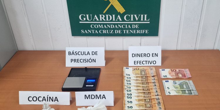 Sustancias y dinero intervenidos por la Guardia Civil en Breña Alta