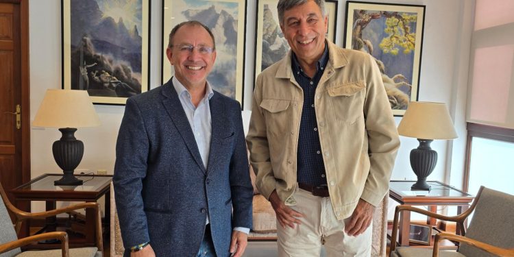 El presidente del Cabildo, Sergio Rodríguez, junto a Antonio Fernández. Foto: Cabildo de La Palma