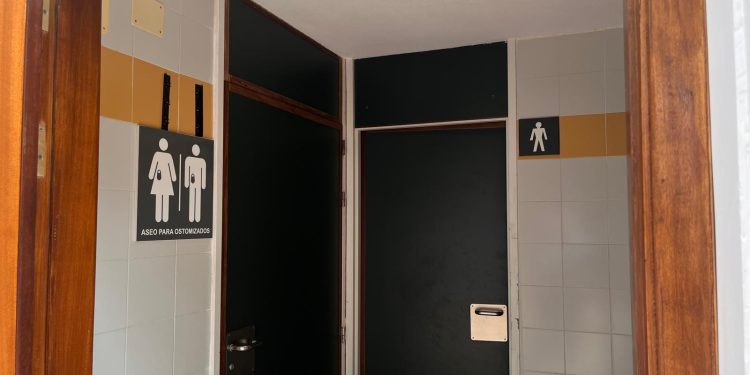 Acceso al nuevo aseo adaptado para personas ostomizadas del Hospital Universitario de La Palma