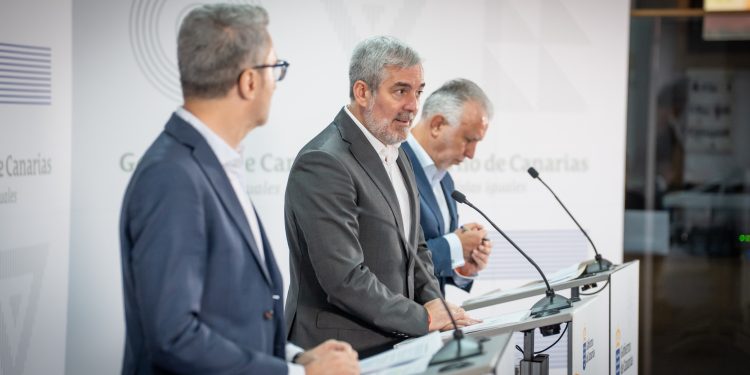 Reunión en Madrid entre el presidente de Canarias, Fernando Clavijo, y el ministro de Hacienda, Arcadi España, este lunes 27 de julio