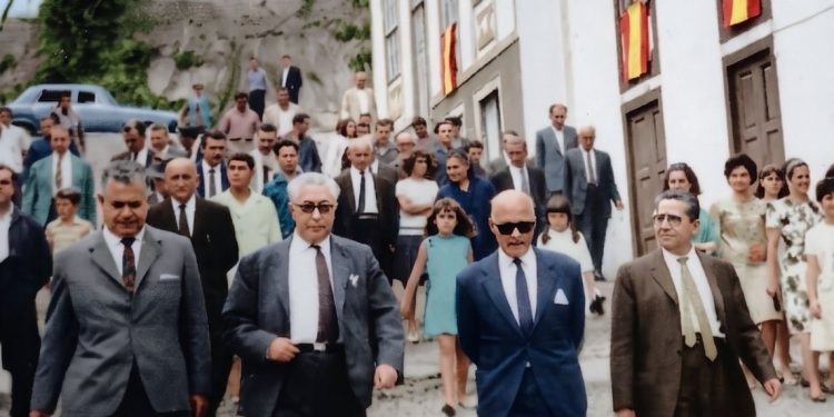 Las autoridades y los vecinos se dirigen al Grupo Escolar de San Andrés durante la inauguración
