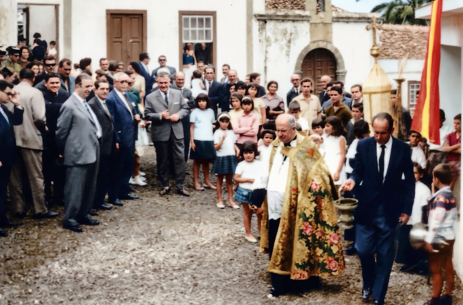 Acto de bendición del Grupo Escolar de San Andrés por el párroco, con autoridades, vecinos y escolares