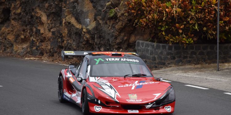 Salida de un equipo en una edición anterior de la Subida a Barlovento