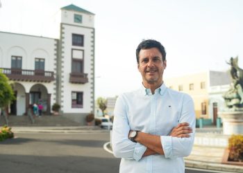 Toni Santana, concejal de Deportes de Tazacorte, con participantes del Campus de Verano