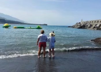 Encuentro intergeneracional entre mayores y niños en la playa del Puerto de Tazacorte