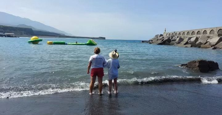 Encuentro intergeneracional entre mayores y niños en la playa del Puerto de Tazacorte