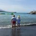 Encuentro intergeneracional entre mayores y niños en la playa del Puerto de Tazacorte
