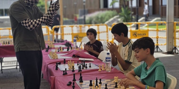 Un chaval de 14 años tumba al Rey Enigma en Breña Alta: Rafael Martínez Correa gana la única partida de las simultáneas de Los Álamos