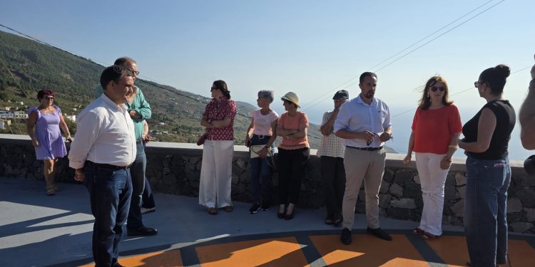 Villa de Mazo estrena el Mirador del Lomo: un balcón sobre Cumbre Vieja pagado íntegramente por el Gobierno de Canarias