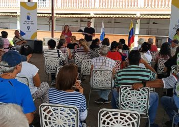 El Gobierno de Canarias entrega 3.988 nuevas tarjetas de alimentos y medicinas a los canarios de Venezuela tras los terremotos