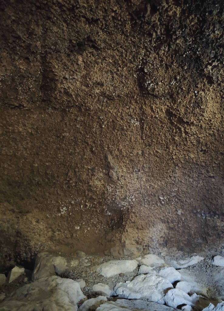Figuras antropomorfas grabadas sobre el camastro de piedras en El Paso