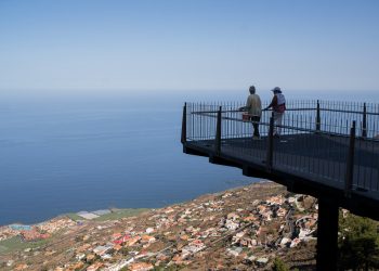 Fuencaliente estrena el Mirador de Las Indias: así es el nuevo balcón al sur de La Palma con escultura y poesía