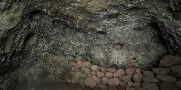 Interior de la cueva artificial con camastro de piedras y cúpulas en Tijarafe